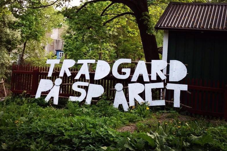 Trädgård på Spåret vid Skanstull i Stockholm har omvandlat ett bortglömt tågspår till en grön och levande urban odling.