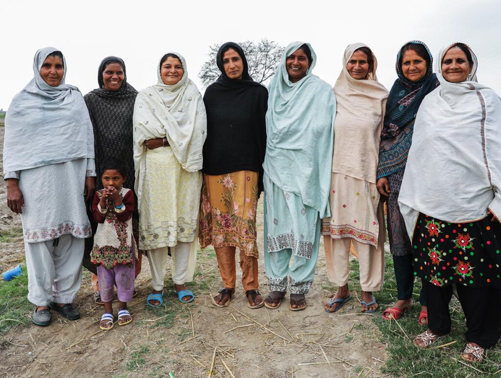 Styrkan ligger i att vara många. Några av de kvinnliga ledarna för odlarorganisationerna i Punjab har samlats. (Foto: Insiya Syed)