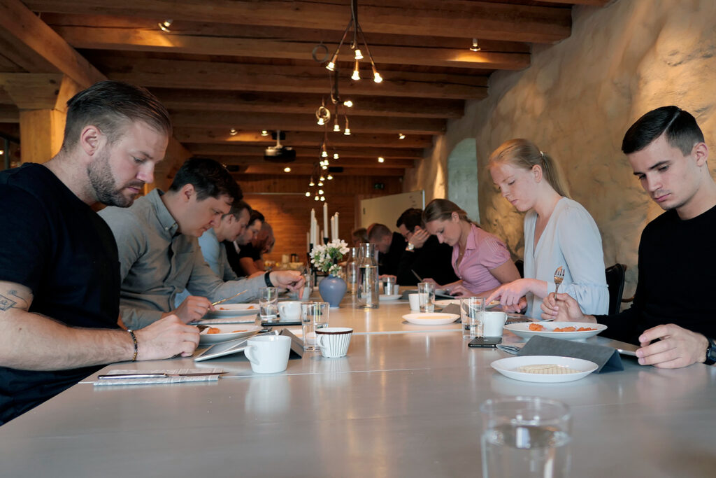 Kockar samlades på Torsåker gård för att göra en sensorisk analys av lax uppfödd på innovativt och hållbart fiskfoder.