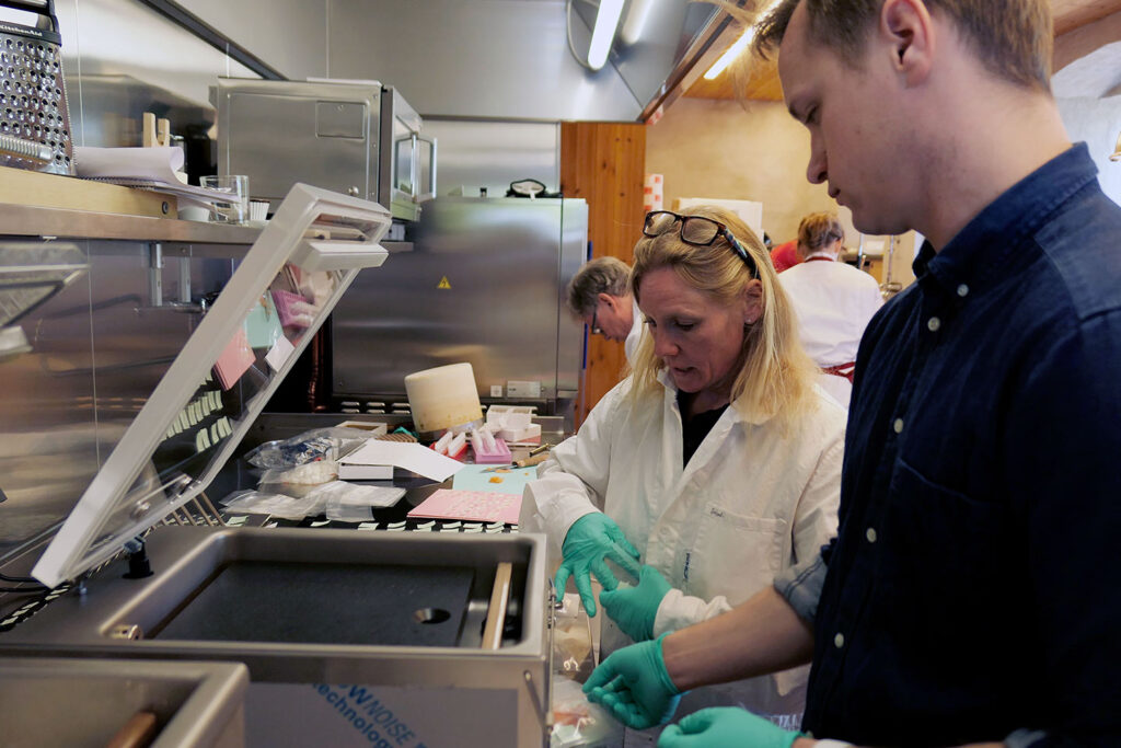 Tillsammans med forskare från SLU görs även en kemisk analys av fisken.